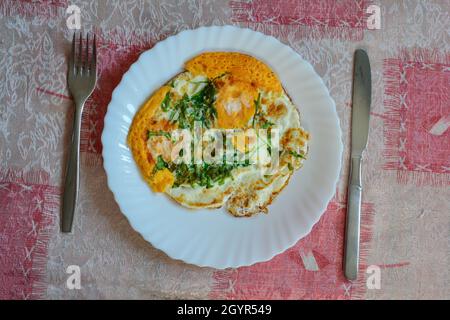 Uova e verdure ben fatte in un piatto, colazione forte e sana, vista dall'alto, spazio copia Foto Stock