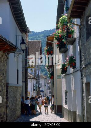 CALLE EMPEDRADA TIPICA DEL PUEBLO CON TURISTAS. Ubicazione: ESTERNO. Ansó. HUESCA. SPAGNA. Foto Stock