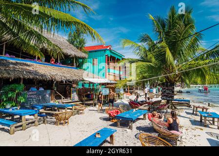 tropicale koh rong isola principale vista villaggio turistico con ristoranti e bar in cambogia Foto Stock