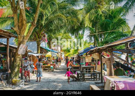 tropicale koh rong isola principale vista villaggio turistico con ristoranti e bar in cambogia Foto Stock