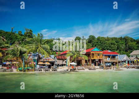 tropicale koh rong isola principale vista villaggio turistico con ristoranti e bar in cambogia Foto Stock