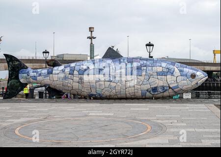 Belfast, N.Ireland- 4 settembre 2021: Il salmone della conoscenza, noto anche come il Big Fish nella città di Belfast. Foto Stock
