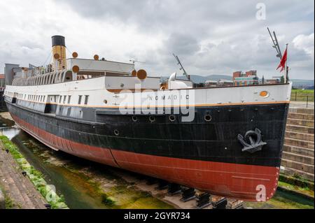 Belfast, N.Ireland- 4 settembre 2021: La barca Nomadic Cherbough vicino al museo del Titanic nella città di Belfast. Foto Stock