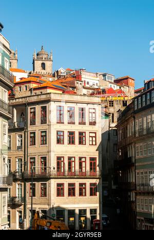 Città di Porto strade strette e case colorate vicine l'una all'altra che si affaccia sulla collina della Cattedrale di Porto - Porto, Portogallo Foto Stock