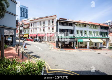 Singapore, 29 ago 2019: I pedoni camminano lungo vecchie case di fila chiamate negozi, nel quartiere del patrimonio preservato di Outram, ora una notte popolare Foto Stock