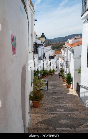 Frigiliana, Andalusia, Spagna 03 ottobre 2021, strada stretta in una bella e famosa città nel sud della spagna con case bianche Foto Stock