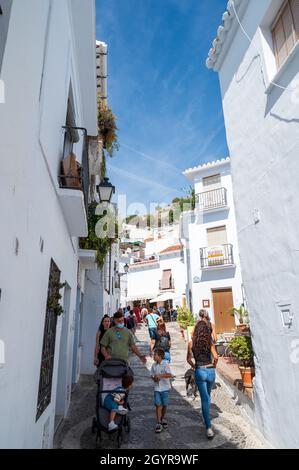 Frigiliana, Andalusia, Spagna 03 ottobre 2021, strada stretta in una bella e famosa città nel sud della spagna con case bianche Foto Stock