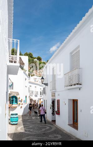 Frigiliana, Andalusia, Spagna 03 ottobre 2021, strada stretta in una bella e famosa città nel sud della spagna con case bianche Foto Stock