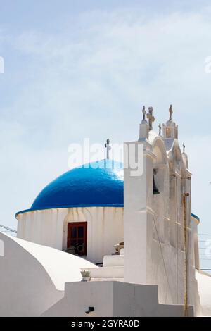 Isola di Sikinos, Grecia bella vecchia chiesa nel villaggio Vista di campanile e cupola blu foto verticale con spazio copia Foto Stock