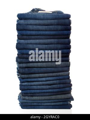 High Blue Jeans Stack isolato su sfondo bianco Foto Stock