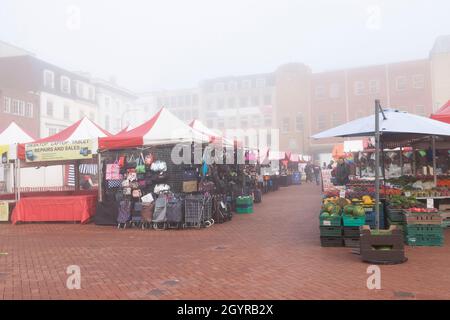 Northampton, Regno Unito. 9 ottobre 2021. Meteo Regno Unito. A metà mattina la nebbia ha iniziato a sollevarsi nel centro della città come la gente inizia a visitare il mercato. Credit: Keith J Smith./Alamy Live News. Foto Stock