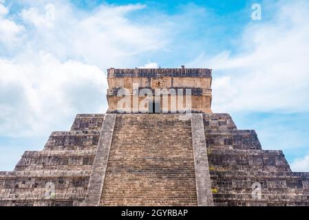 Antiche rovine del Tempio di Kukulkan grande piramide a Chichen Itza Foto Stock