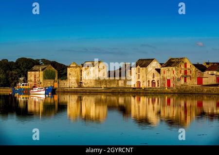 Magazzini sul fiume Lennon a Rathmelton, Contea di Donegal, Irlanda Foto Stock