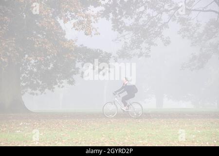 Northampton, 9 ottobre 2021. Meteo Regno Unito. Nebbia appesa intorno alla tarda mattinata ad Abington Park con la gente fuori che ottiene nella loro esercitazione di mattina. Credit: Keith J Smith./Alamy Live News. Foto Stock