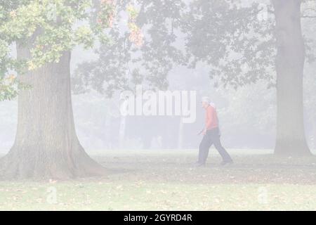 Northampton, 9 ottobre 2021. Meteo Regno Unito. Nebbia appesa intorno alla tarda mattinata ad Abington Park con la gente fuori che ottiene nella loro esercitazione di mattina. Credit: Keith J Smith./Alamy Live News. Foto Stock