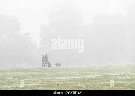 Northampton, 9 ottobre 2021. Meteo Regno Unito. Nebbia appesa intorno alla tarda mattinata ad Abington Park con la gente fuori che ottiene nella loro esercitazione di mattina. Credit: Keith J Smith./Alamy Live News. Foto Stock