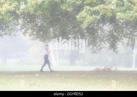 Northampton, 9 ottobre 2021. Meteo Regno Unito. Nebbia appesa intorno alla tarda mattinata ad Abington Park con la gente fuori che ottiene nella loro esercitazione di mattina. Credit: Keith J Smith./Alamy Live News. Foto Stock