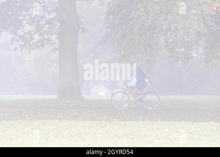 Northampton, 9 ottobre 2021. Meteo Regno Unito. Nebbia appesa intorno alla tarda mattinata ad Abington Park con la gente fuori che ottiene nella loro esercitazione di mattina. Credit: Keith J Smith./Alamy Live News. Foto Stock