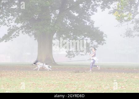 Northampton, 9 ottobre 2021. Meteo Regno Unito. Nebbia appesa intorno alla tarda mattinata ad Abington Park con la gente fuori che ottiene nella loro esercitazione di mattina. Credit: Keith J Smith./Alamy Live News. Foto Stock