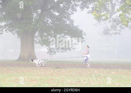 Northampton, 9 ottobre 2021. Meteo Regno Unito. Nebbia appesa intorno alla tarda mattinata ad Abington Park con la gente fuori che ottiene nella loro esercitazione di mattina. Credit: Keith J Smith./Alamy Live News. Foto Stock