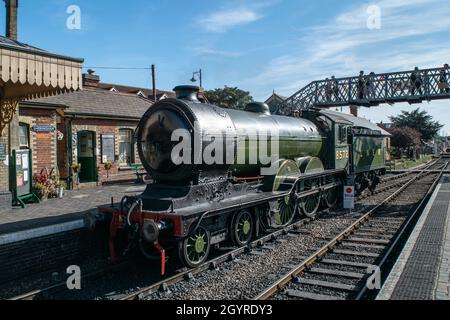 Sheringham, Norfolk, Regno Unito - SETTEMBRE 14 2019: Lato motore di 1928 LNER B12 – treno a vapore d'epoca 8572 durante il fine settimana degli anni '40 Foto Stock