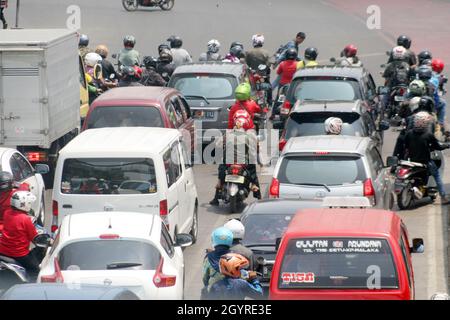 La situazione e le condizioni delle strade di jakarta, Indonesia durante l'ora di punta Foto Stock