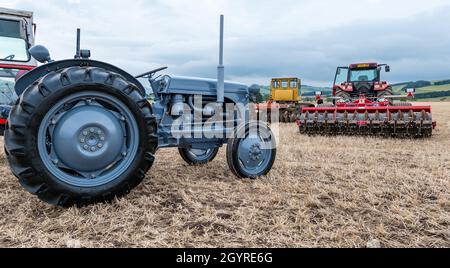 Mindrum Mill, Northumberland, Inghilterra, Regno Unito, 9 ottobre 2021. Campionato britannico di aratura: Si svolgono i 70i campionati, cancellati a causa di Covid-19 lo scorso anno. Una varietà di classi di trattori si aggiudicherà premi durante l'evento di due giorni. Foto Stock