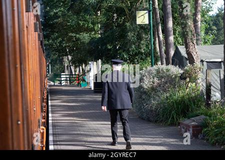 Sheringham, Norfolk, Regno Unito - SETTEMBRE 14 2019: Treno Conductor cammina sulla piattaforma durante il fine settimana degli anni '40 Foto Stock