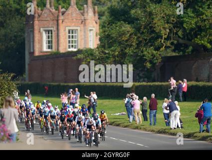 La testa della gara passa attraverso Long Melford durante la fase sei della AJ Bell Women's Tour da Haverhill a Felixstowe. Data foto: Sabato 9 ottobre 2021. Foto Stock