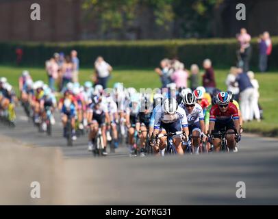 La testa della gara passa attraverso Long Melford durante la fase sei della AJ Bell Women's Tour da Haverhill a Felixstowe. Data foto: Sabato 9 ottobre 2021. Foto Stock