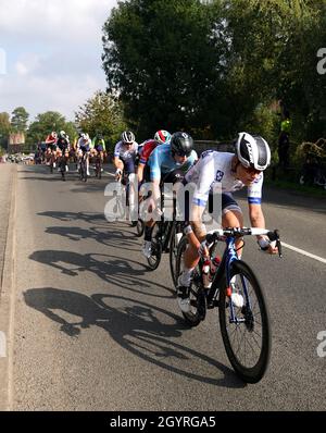 La testa della gara passa attraverso Long Melford durante la fase sei della AJ Bell Women's Tour da Haverhill a Felixstowe. Data foto: Sabato 9 ottobre 2021. Foto Stock