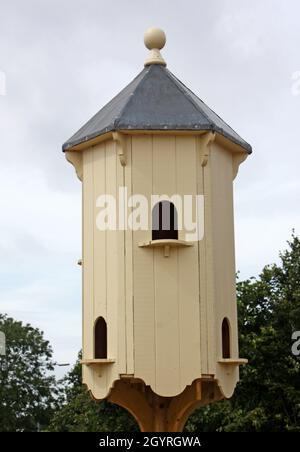 Una grande casa di uccello in legno e scatola di nidificazione. Foto Stock