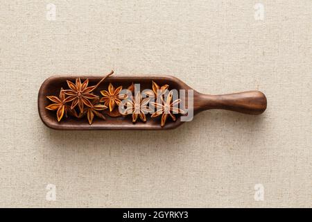 Un po' di anice in un cucchiaio di noce Foto Stock