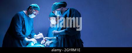 gruppo medico chirurgico concentrato un paziente nella sala operatoria dell'ospedale. concetto medico e sanitario. Foto Stock