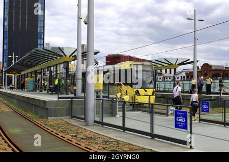 Tram Metrolink alla stazione Deansgate-Castlefield, Manchester, Lancashire, Inghilterra, Regno Unito Foto Stock