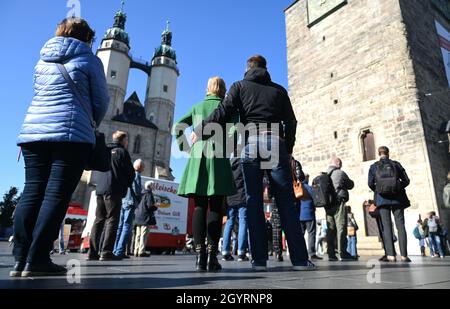 Halle, Germania. 9 ottobre 2021. 09 ottobre 2021, Sassonia-Anhalt, Halle (Saale): In memoria delle vittime dell'attacco di Halle, centinaia di persone si fermano alle 12:04 sulla piazza del mercato di Halle/Saale e ascoltano il ronzio delle campane. Due anni dopo l'attacco terroristico di destra alla più alta festa ebraica Yom Kippur a Halle, le vittime sono ricordate. Il 09 ottobre 2019, un estremista di destra pesantemente armato aveva tentato di stordire la sinagoga e causare un massacro tra 52 visitatori. Quando fallì, sparò un passer-by davanti al luogo di culto e un giovane in un kebab resta vicino Foto Stock