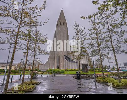 Reykjavik, Islanda – 20 settembre 2021: Vista esterna della Chiesa luterana (Hallgrímskirkja) Foto Stock