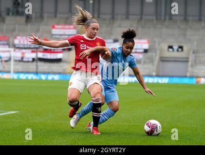 Leigh, Regno Unito, 9 ottobre 2021. Kirsty Hanson di Manchester United (L) sfida Demi Stokes di Manchester City durante la partita fa WomenÕs Super League al Leigh Sports Village di Leigh. Il credito d'immagine dovrebbe leggere: Andrew Yates / Sportimage Credit: Sportimage/Alamy Live News Credit: Sportimage/Alamy Live News Foto Stock