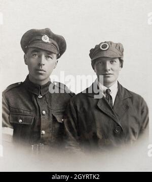 Un ritratto della prima guerra mondiale di una soldato dell'esercito britannico una donna in uniforme. Il soldato è un segnalatore (come mostrato dalla sua fascia che sarebbe stata bianca e blu) nei Royal Engineers. La donna è un volontario nell'Esercito della Terra delle Donne, indossando una camicia e una cravatta sotto il suo cappotto. Il soldato è ingannato per essere chiamato Archie White, la donna è senza nome. Taken 22/12/1918. Foto Stock