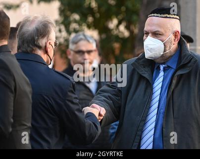 Halle, Germania. 9 ottobre 2021. 09 ottobre 2021, Sassonia-Anhalt, Halle (Saale): Reiner Haseloff (CDU, l), primo ministro della Sassonia-Anhalt, è accolto da Max Privorozki, presidente della Comunità ebraica di Halle, di fronte alla sinagoga di Halle/Saale. Due anni dopo l'attacco terroristico di destra alla più alta festa ebraica Yom Kippur a Halle, le vittime sono ricordate. Il 09 ottobre 2019, un estremista di destra pesantemente armato aveva tentato di stordire la sinagoga e causare un massacro tra 52 visitatori. Quando fallì, sparò un passante davanti al luogo di culto e un giovane in un nea Foto Stock