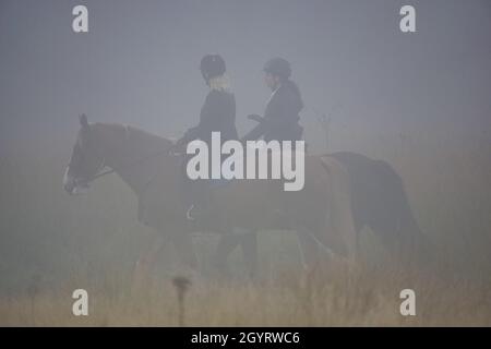 People equitazione a Richmond Park durante la mattina nebbia, Londra Inghilterra Regno Unito Regno Unito Foto Stock