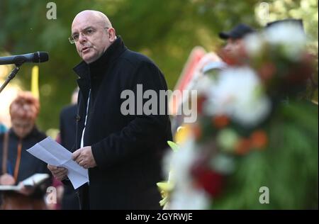 Halle, Germania. 9 ottobre 2021. 09 ottobre 2021, Sassonia-Anhalt, Halle (Saale): Edgar Franke (SPD), commissario del governo federale per le preoccupazioni delle vittime e dei Survivor di crimini terroristici in Germania, parla al servizio commemorativo per le vittime dell'attacco di Halle di fronte alla sinagoga di Halle/Saale. Due anni dopo l'attacco terroristico di destra alla più alta festa ebraica Yom Kippur a Halle, le vittime saranno ricordate. Il 09 ottobre 2019, un estremista di destra pesantemente armato aveva tentato di stordire la sinagoga e causare un massacro tra 52 visitatori. Quando fallì, sparò un Foto Stock