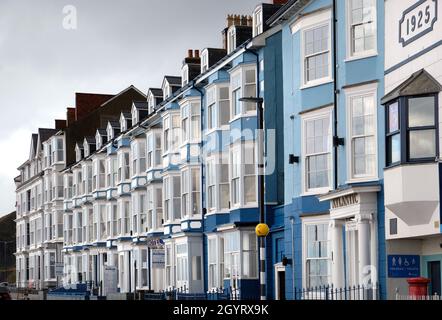 Case a schiera vittoriane su Victoria Terrace, sul lungomare di Aberystwyth, Galles, Regno Unito Foto Stock