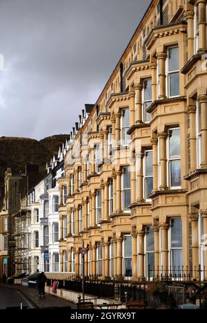 Case a schiera vittoriane su Victoria Terrace, sul lungomare di Aberystwyth, Galles, Regno Unito Foto Stock