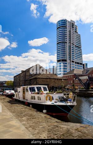 Centro città rigenerato (edifici lungo la riva, uffici Bridgewater Place, ormeggi barche - Leeds Liverpool Canal, Granary Wharf, Yorkshire, Inghilterra Regno Unito. Foto Stock