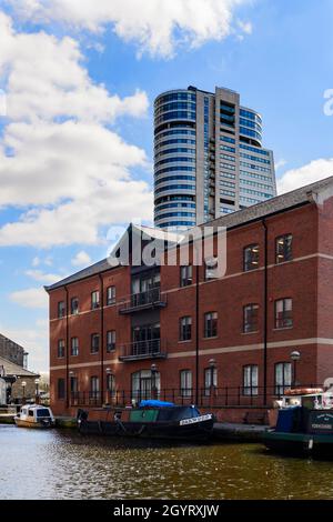 Rigenerato modernizzato lungomare del centro città (Unison HQ uffici edifici, contemporaneo punto di riferimento, barche ormeggiate - Granary Wharf, Yorkshire, Inghilterra Regno Unito. Foto Stock