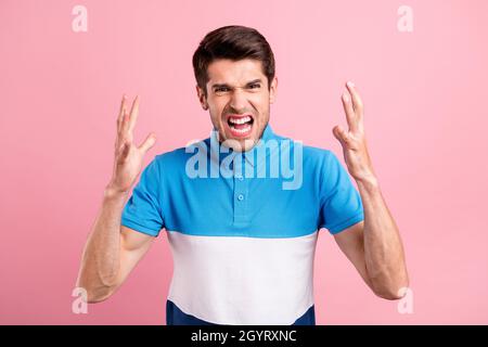 Foto di giovane arrabbiato furious bel ragazzo grimacing annoiato disaccordo isolato su sfondo di colore rosa Foto Stock