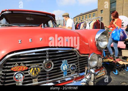 Londra, Regno Unito 9 ottobre 2021. Il sole d'autunno brilla sulla vendita Classic Car Boot, a Granary Square, a Kings Cross, a nord di Londra, Regno Unito. Il tempo, le auto classiche, l'abbigliamento vintage, la buona musica e il cibo hanno attirato molte persone. Monica Wells/Alamy Live News Foto Stock