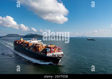 Vista aerea della nave container completamente carica in arrivo a Hong Kong Foto Stock