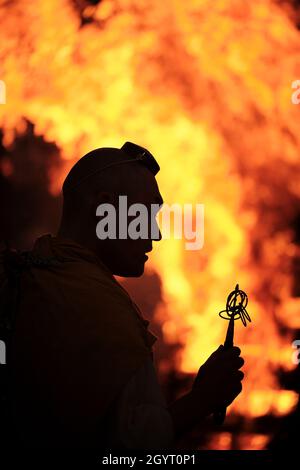 Nagoya, Giappone. 9 ottobre 2021. 9 OTTOBRE 2021 - Un monaco è silhouetted contro il fuoco durante il Sento Kuyo, o cerimonia commemorativa delle Mille Lanterne, al tempiale di Koushoji in Nagoya, Giappone. I festival sento Kuyo si tengono nei templi di tutto il Giappone per onorare gli antenati. Credit: Ben Weller/AFLO/Alamy Live News Credit: AFLO Co. Ltd./Alamy Live News Foto Stock